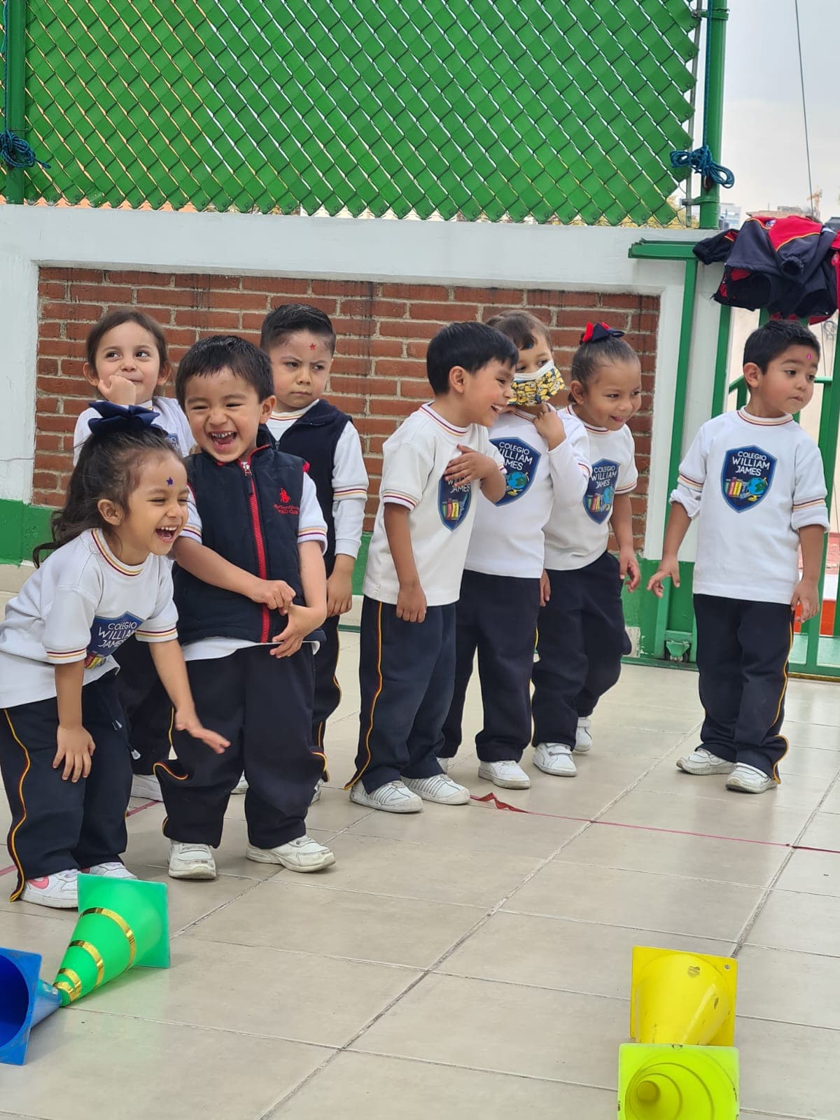 Niños del Colegio William James riendo
