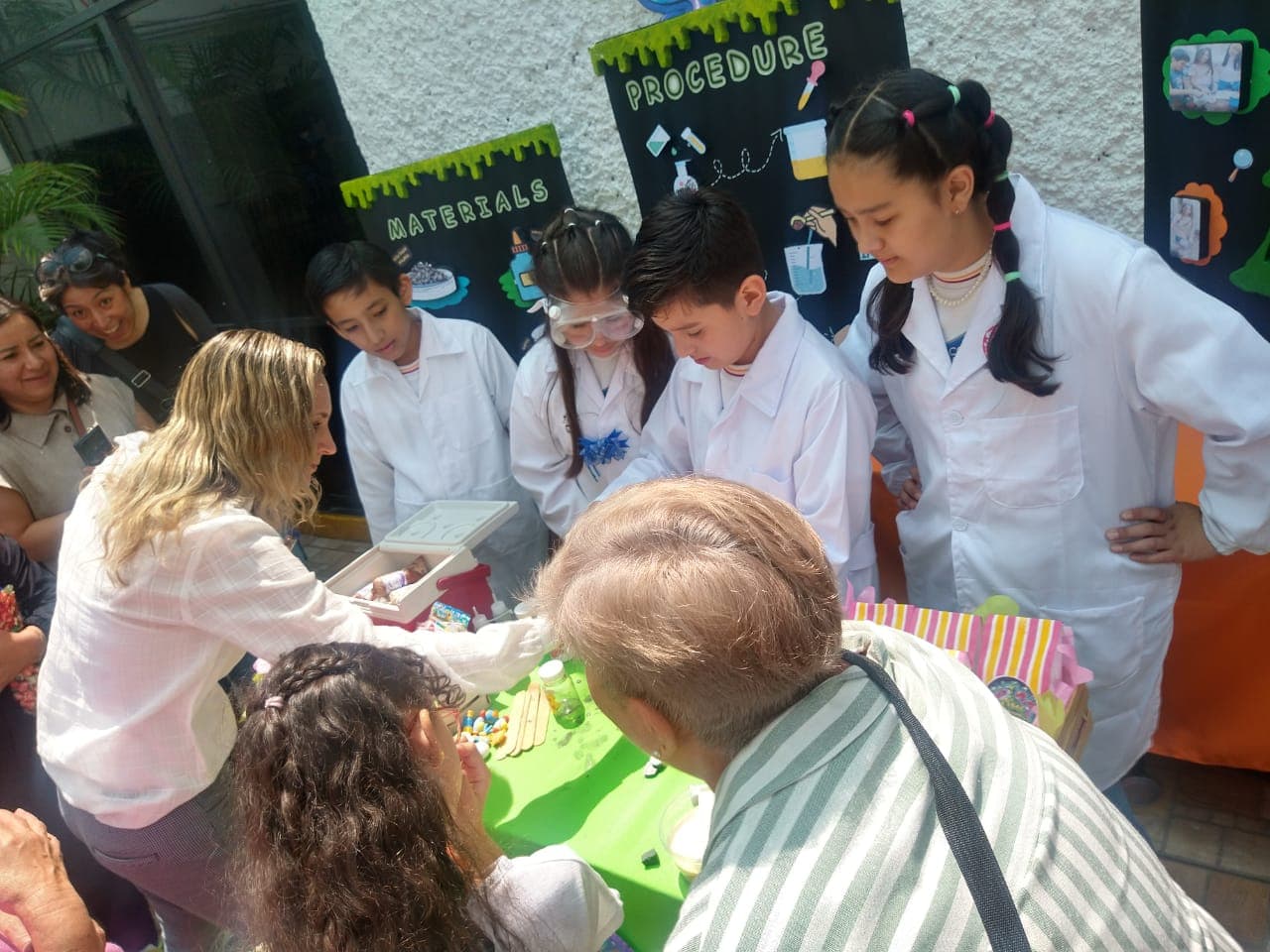 Alumnos de Primaria participando en feria escolar